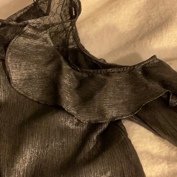 Very pretty peek a boo sleeves silvery black top by Soho New York & Co. jeans - Picture 6 of 10